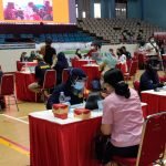 Kapolda Jambi Pantau Pelaksanaan Vaksinasi Massal Yang Diikuti Ribuan Masyarakat di Gor Kotabaru