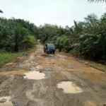 Waw, Jalan Penghubung Desa Ini Seperti Kubangan Kerbau