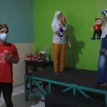Hibur Anak-anak di Masa Pandemi, Warga RW ini Dilatih Tim Profesional