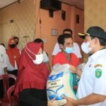 Unik, Wawako Bengkulu Salurkan Beras + Doa Ditengah PPKM