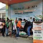 Humanity Rice Truck (HRT) ACT Sapa Warga Palembang Bagikan Beras Gratis