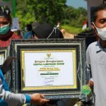 Gubernur Riau berikan Penghargaan Kepada KTH Bukik Ijau