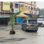 Protes Warga Rantau Parapat Tanam Pohon Pisang di Tengah Ruas Jalan Rusak Lama Tak Kunjung Diperbaiki