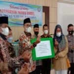 Wakil Bupati Richi Arpian Menyerahkan Secara Simbolis Sapi Milik Bunag Baringin Saiyo Kepada Peternak Mitra Usaha Bunag