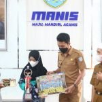 Harumkan Nama Daerah, Bupati Banjar Serahkan Bonus 20 Juta Kepada Nuriah