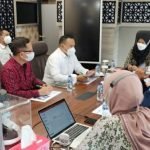 Adakan Kunjungan Kerja Ke Kominfo Nasional, Bupati Seluma Beri Cindera Mata Khas Seluma
