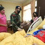HUT ke-76 Brimob, Kapolri Jenguk Langsung Anggota yang Tertembak saat Bertugas