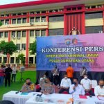 Seorang Pria Pelaku Tindak Pidana Penyalah Gunaan Senjata Api Tertunduk Lesu Saat Diciduk Dir Reskrimum Poldasu