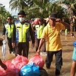 Guru Andang Terobos Banjir Besar, Untuk Berbagi Makanan Kepada Korban Banjir
