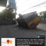 Truck Terpelosok di Saluran Air Karena Muatan Berat Lokasi Kejadian Depan Cafe Rasa Sayang Sememi
