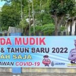 Sambut Nataru, Polres Belawan Melakukan Pemasangan Spanduk Di Beberapa Titik Wilkumnya