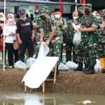 Dandim 1006 Banjar Tabur Benih Ikan Patin dan Nila Di Kolam Barokah Desa Sungai Landas