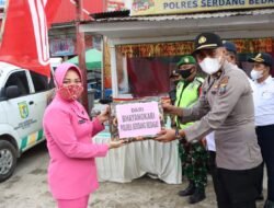Peduli Petugas Pos-Pam Kapolres dan Ketua Cabang Bahayakari Serdang Bedagai Bagikan Parsel
