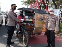 Peduli Sesama, Polres Pelabuhan Belawan Bagikan Nasi Kota kepada Pengendara Yang Melintas di Depan Pos Pelayanan Nataru