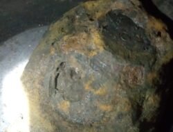 Benda Diduga Bahan Peledak, ditemukan warga Sumber Jaya saat menggali Kolam
