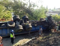 Diduga Mengantuk Mobil Truk Tangki Bemuatan CPO Terbalik dan Terjun Bebas