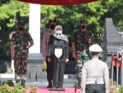 Gubernur Jatim Pimpin Apel Pamor Keris, Khofifah : “Bersama-sama Kita Akan Tegakkan Protokol Kesehatan”