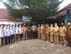 Andika Sitasari Pimpinan Tim Puskesmas SU 1 Vaksinasi Murid SD N 84 Kelurahan 15 Ulu