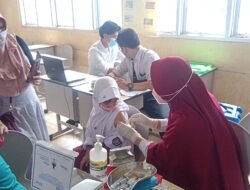 Polsek bersama Puskesmas Kalidoni lakukan vaksinasi bagi 600 murid SD N 176 Palembang