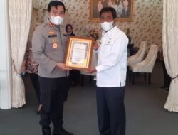 Kapolres Binjai Serahkan Piagam Dari Kakorlantas Kepada Walikota