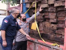 Polairud Polda Sumsel Gagalkan Penyelundupan 500 Kubik Kayu Balok di Kanal Desa Muara Medak Muba