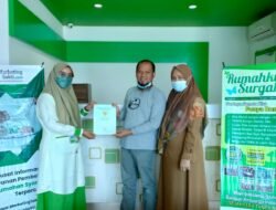 Konsumen Marketing Sakti Terima Sertifikat Kavling Syariah Pesona Alam Bahari