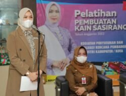 Ketua Dekranasda Kabupaten Banjar Hj.Nurgita Tiyas Buka Pelatihan Pembuatan Kain Sasirangan Tahun 2022