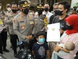 Presiden Jokowi Ganti Motor Ojol Perempuan Yang Hilang Dicuri, Kapolrestabes Surabaya Yang Berikan Langsung