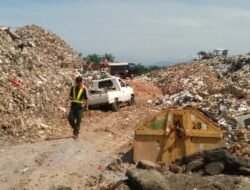 Jalan BERLUMPUR, Sopir Pengangkut Sampah Keluhkan Jalan TPA Air Sebakul, Medy : Kita Buatkan Jalan Alternatif