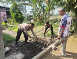 Selesaikan Perkara Saluran Air Tersumbat yang sebabkan Kakak Beradik Adu Mulut, Bhabinkamtibmas Ambil Inisiatif Membersihkan