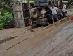 Truk Angkutan Batu Bara Terbalik di Balangan, Diduga Langgar Perda Kalsel