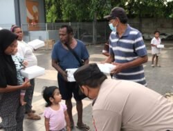 INDAHNYA BERBAGI, POLSEK LUBUK BAJA BAGIKAN PAKET MAKANAN KEPADA MASYARAKAT DI RULI PASAR PAGI KEL. TANJUNG UMA KOTA BATAM