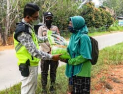 Polsek Kawasan Bandara Hang Nadim Kota Batam Bagikan Beras Kepada Masyarakat Yang Terdampak Covid-19