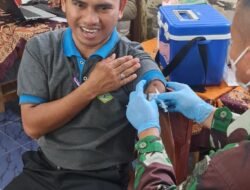 Menggembirakan, Vaksinasi Kolaborasi Anak SD dan Dewan Guru di Desa Longkong HSU