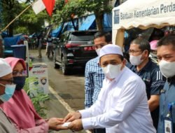 Wakil Bupati Banjar Habib Idrus Al Habsyie Menyerahkan Kunci Toko Bagi Korban Kebakaran