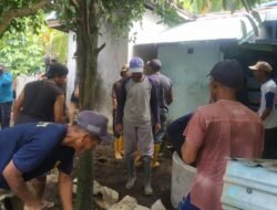 Gotong Royong Warga “Kanbara” HSS Terganggu Hujan, Tinggal Finishing Rehab WC Belum Selesai