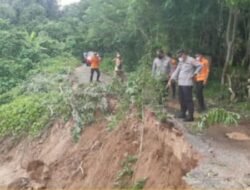 Kapolsek Rantau Alai Turun Langsung Cek Lokasi Longsor