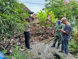 Polsek Indralaya Bersama Kanit Intelkam Tanjung Raja Cek Rumah Warga Yang Roboh