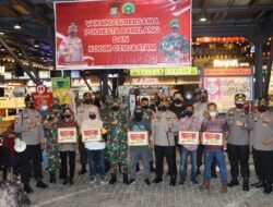 UPAYA PERCEPATAN VAKSINASI, POLRESTA BARELANG BERSAMA KODIM 0316 BATAM GELAR PROGRAM GARANSI (MELANGGAR TUKAR VAKSINASI) DAN GELAR GERAI VAKSIN DI FOODCOURT KOTA BATAM