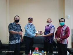 Tandai Hari Jadi BNN, Ka Rutan Barabai Berikan Kue Ultah dan Karya WBP ke BNNK Balangan