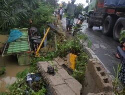 Truk Tronton Angkutan Semen 30 Ton Terjun ke Sungai, Tabrak Pagar Jembatan Kapuh – Barikin, Kalsel