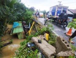 Truk Tronton yang Terjun Sungai Belum Diangkat, Jembatan Kapuh – Barikin Itu Semakin Tidak Aman