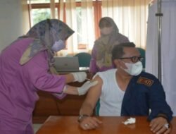 Bupati Tanah Datar Eka Putra Bersama Wakil Bupati Richi Arpian, dan Jajarannya Melakukan Vaksinasi Booster