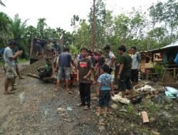 Proposal Tidak Direspon, Warga Air Putih Perbaiki Jalan