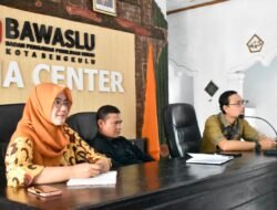 Ketua dan Anggota Bawaslu Kota Ikuti Sosialisasi RKPU Pendaftaran Parpol