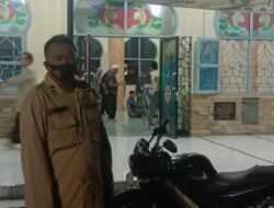 Ciptakan Rasa Aman, Personel Polsek Tuntungan Pam Salat Tarawih