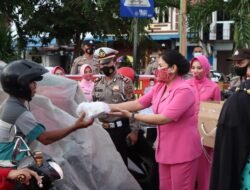 Keluarga Besar Polres Binjai Beserta Bhayangkari Berbagi Takjil Kepada Masyarakat