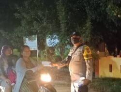 Gelar KRYD, Polsek Kotarih Bagikan 20 Masker Kepada Masyarakat