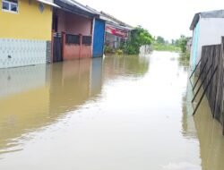 MIRIS,,, Empat Hari Banjir Besar Melanda Perumahan Alghony Tanah Mas Banyuasin, Belum Tersentuh Bantuan.
