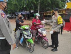 Polsek Batu Aji Berbagi Takjil Kepada Masyarakat Pengendara Bermotor Disekitar Mako Polsek Batu Aji